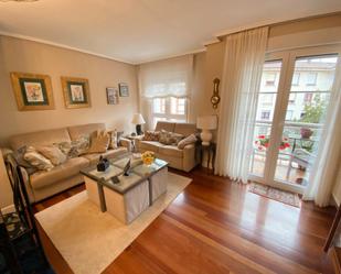 Sala d'estar de Pis en venda en Castro-Urdiales amb Calefacció, Parquet i Moblat