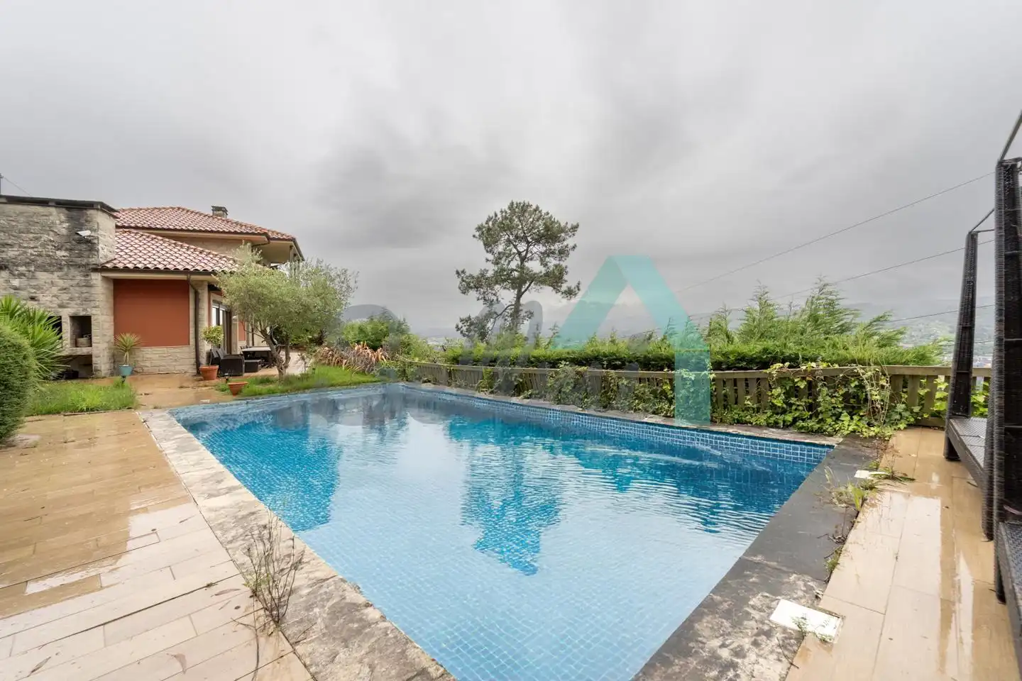 Piscina de Casa o chalet en venta en Oviedo  con Calefacción, Jardín privado y Parquet