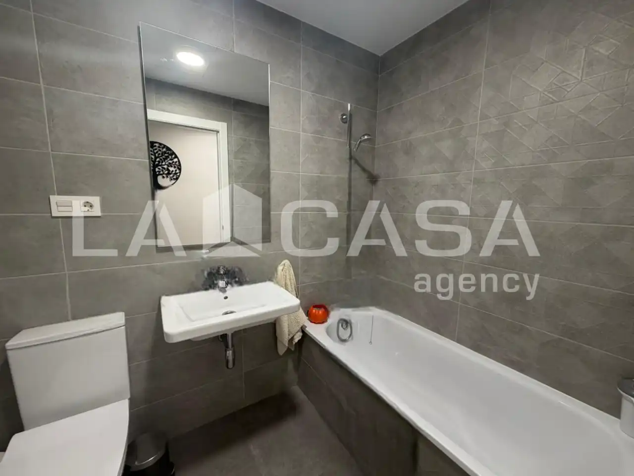Bathroom of Flat for sale in Dos Hermanas  with Air Conditioner, Terrace and Swimming Pool