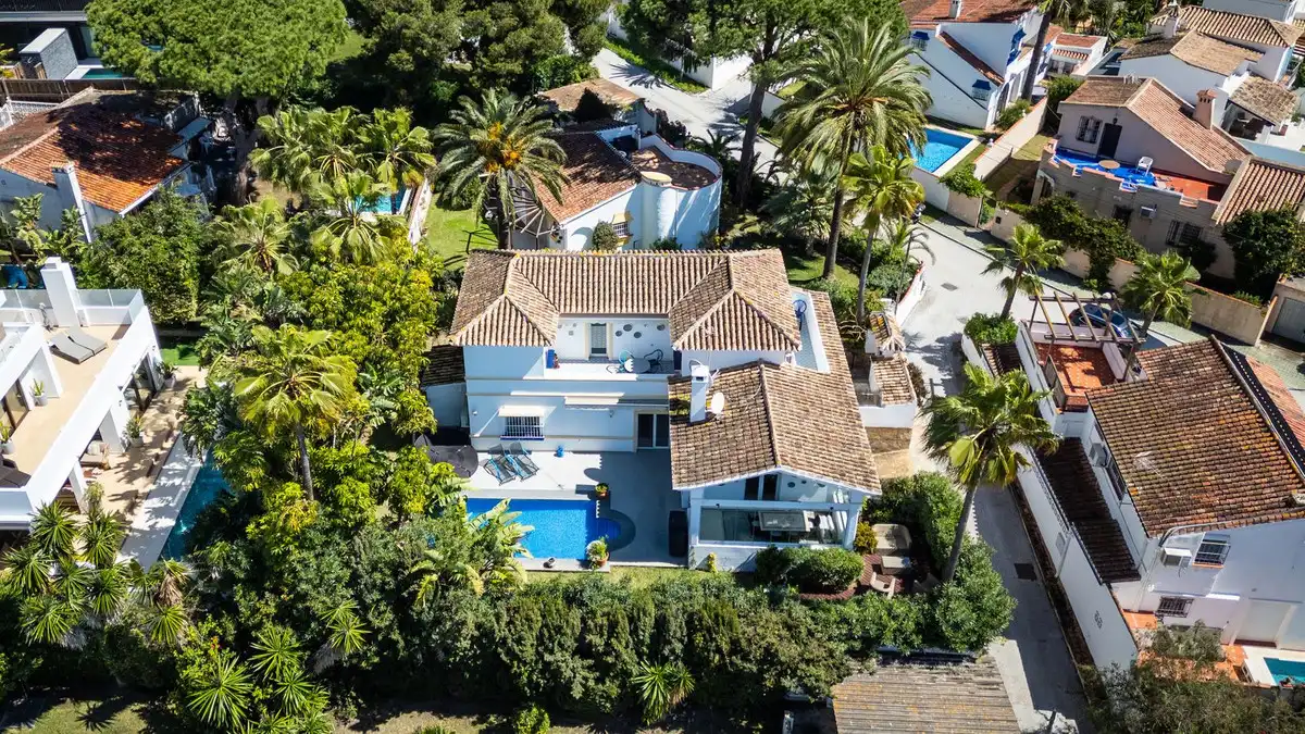 Außenansicht von Einfamilien-Reihenhaus zum Verkauf in Marbella mit Terrasse