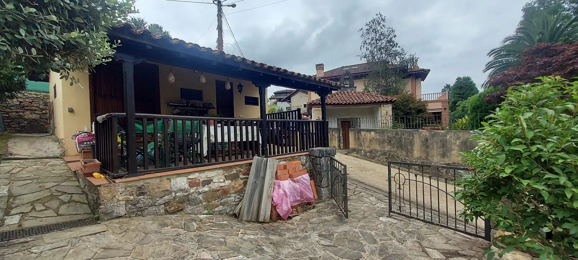 Vista exterior de Finca rústica en venda en Salas amb Calefacció, Jardí privat i Parquet
