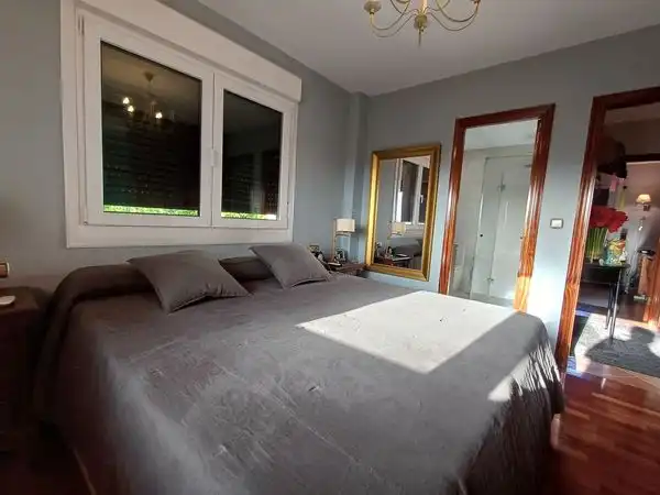 Dormitori de Casa o xalet en venda en Vigo  amb Calefacció, Jardí privat i Parquet