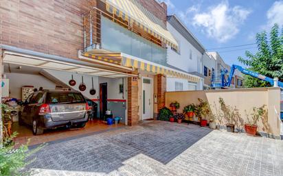 Exterior view of Single-family semi-detached for sale in Vilanova i la Geltrú  with Air Conditioner, Terrace and Balcony