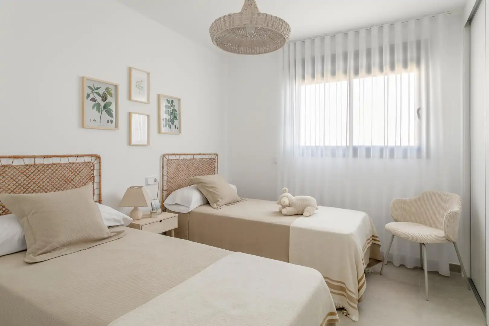 Schlafzimmer von Erdgeschoss zum Verkauf in Santa Pola mit Klimaanlage, Heizung und Privatgarten