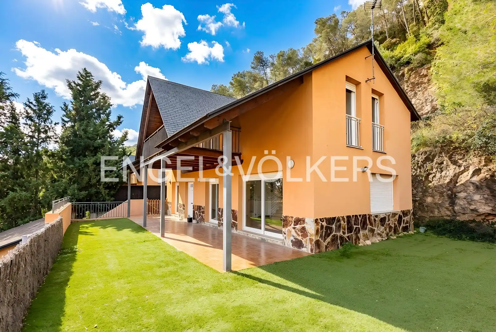 Vista exterior de Casa o chalet en venta en Vallirana con Calefacción, Jardín privado y Parquet