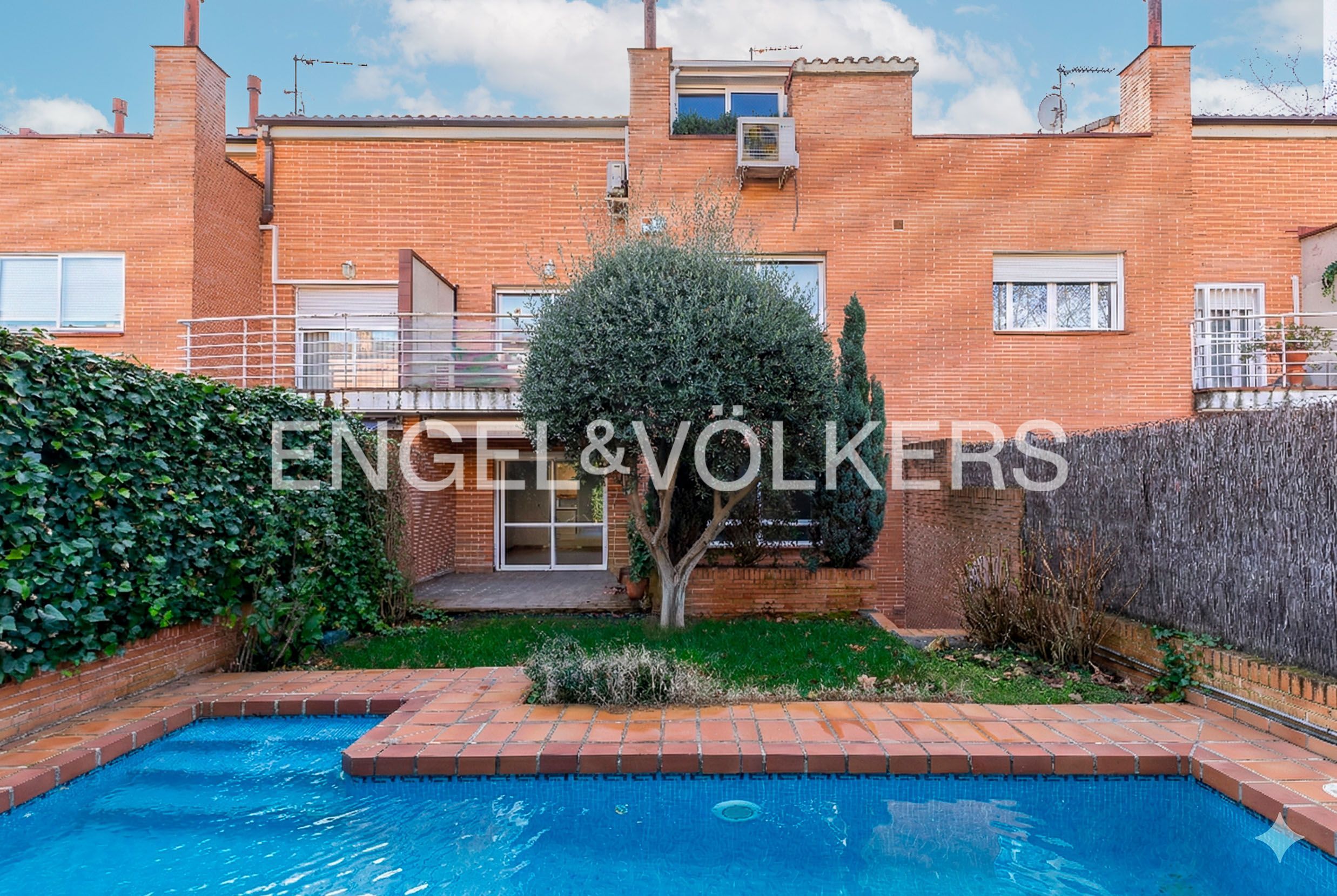 Exterior view of Flat for rent in  Madrid Capital  with Air Conditioner, Heating and Private garden