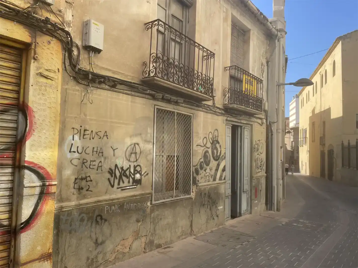 Vista exterior de Casa adosada en venda en Villena amb Balcó