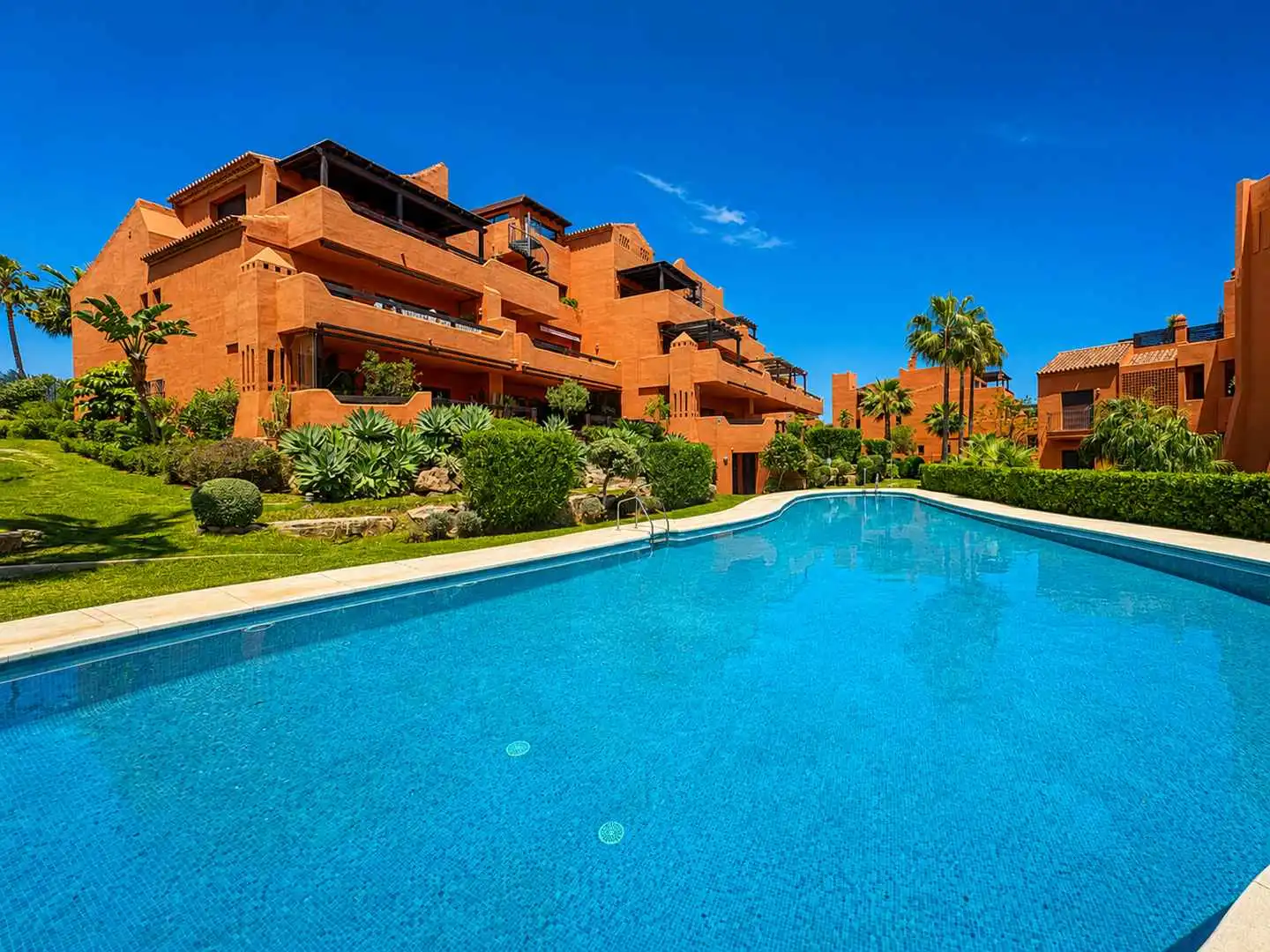 Außenansicht von Dachboden zum Verkauf in Estepona mit Klimaanlage, Heizung und Terrasse