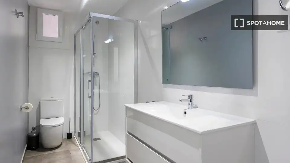 Bathroom of Flat for rent in Barcelona  with Air Conditioner, Heating and Furnished