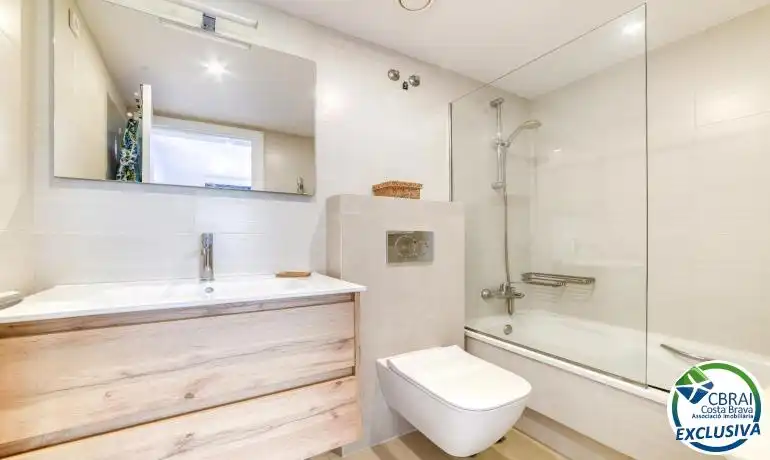 Bany de Planta baixa en venda en Roses amb Calefacció, Moblat i Piscina comunitària