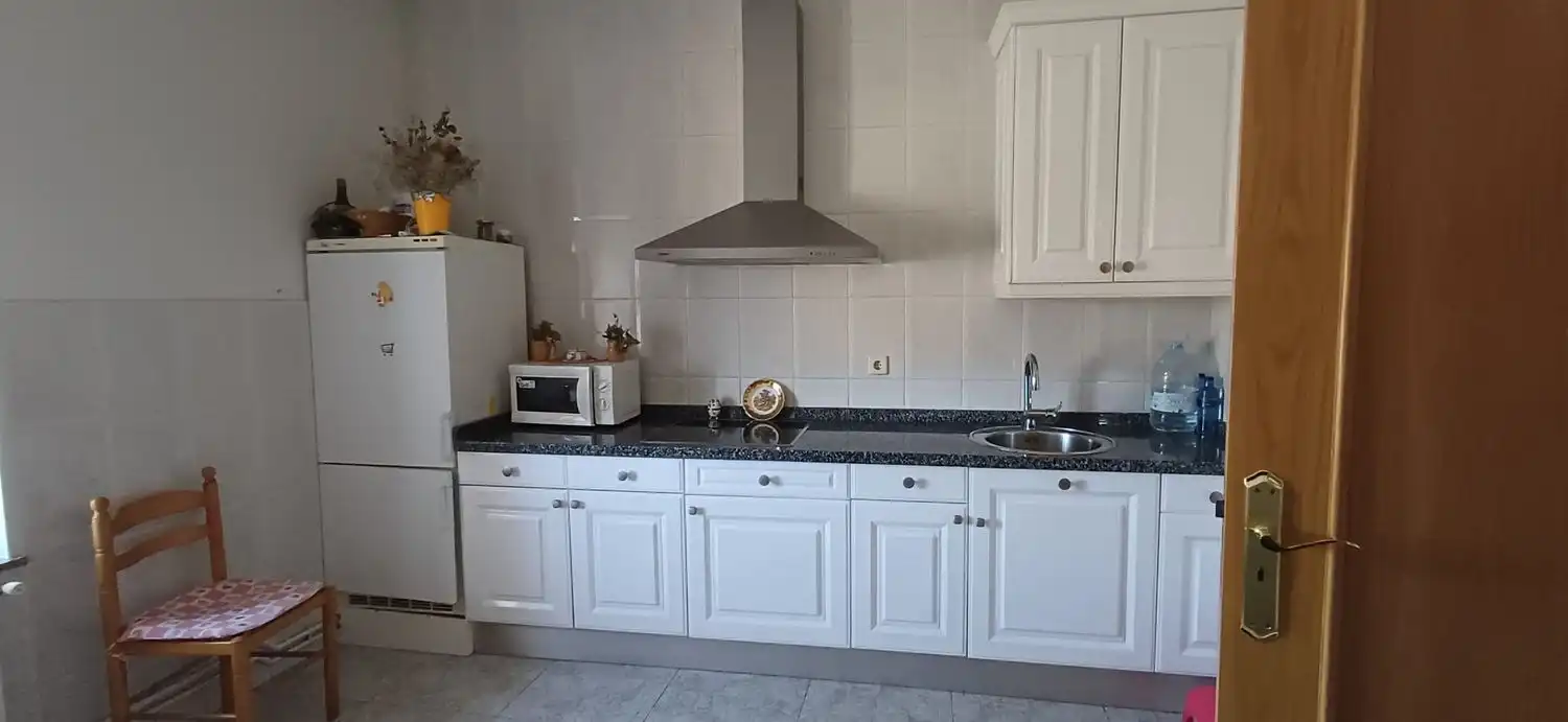 Cuina de Casa o xalet en venda en Valderrey amb Calefacció, Terrassa i Traster