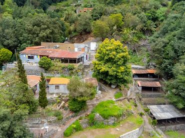 Casa rústica amb jardí en venda a Calle el Cedro 52