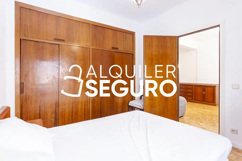 Schlafzimmer von Wohnung zur Miete in Madrid mit Heizung und Möbliert