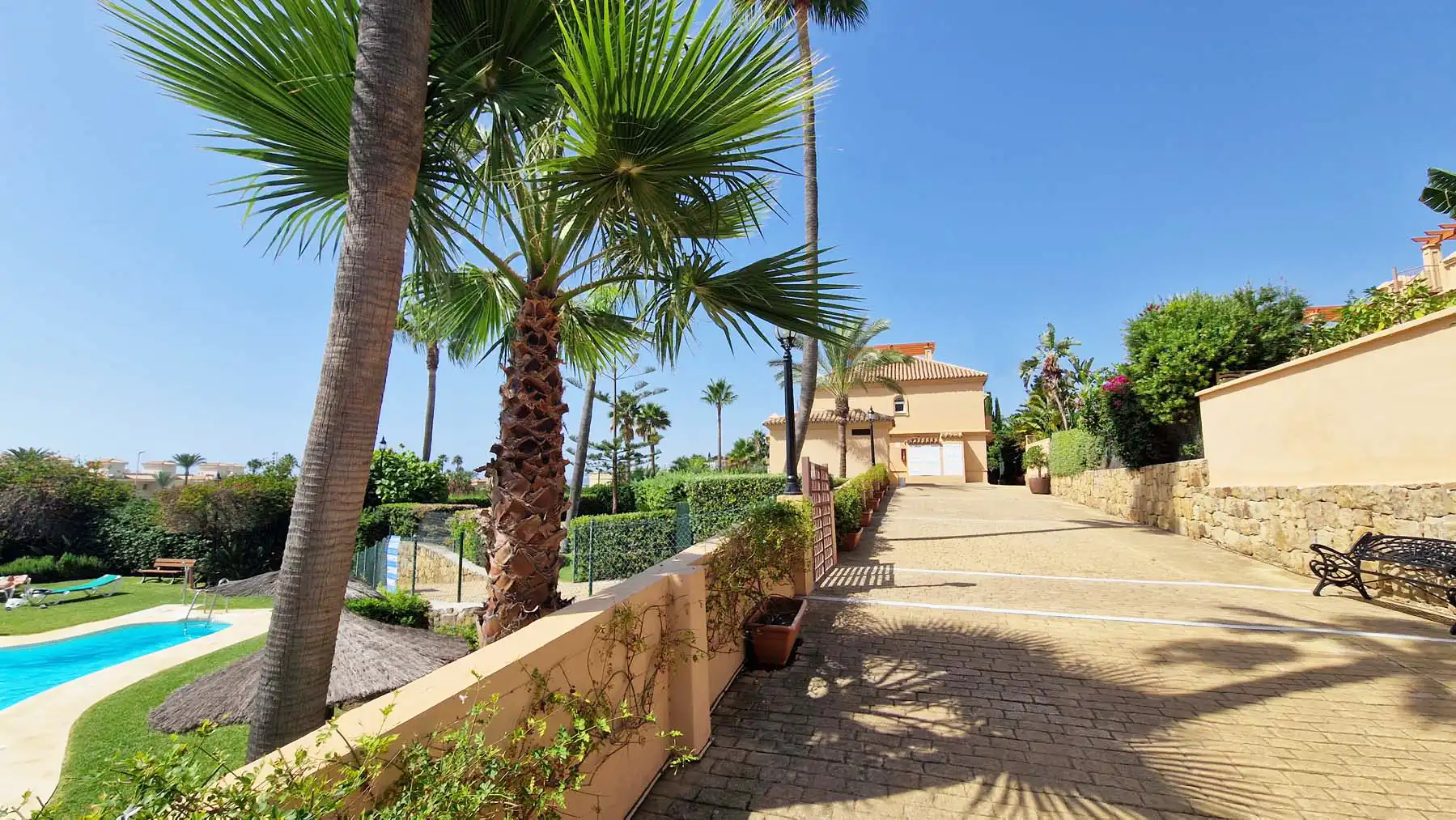 Außenansicht von Einfamilien-Reihenhaus zum Verkauf in Estepona mit Klimaanlage, Privatgarten und Terrasse