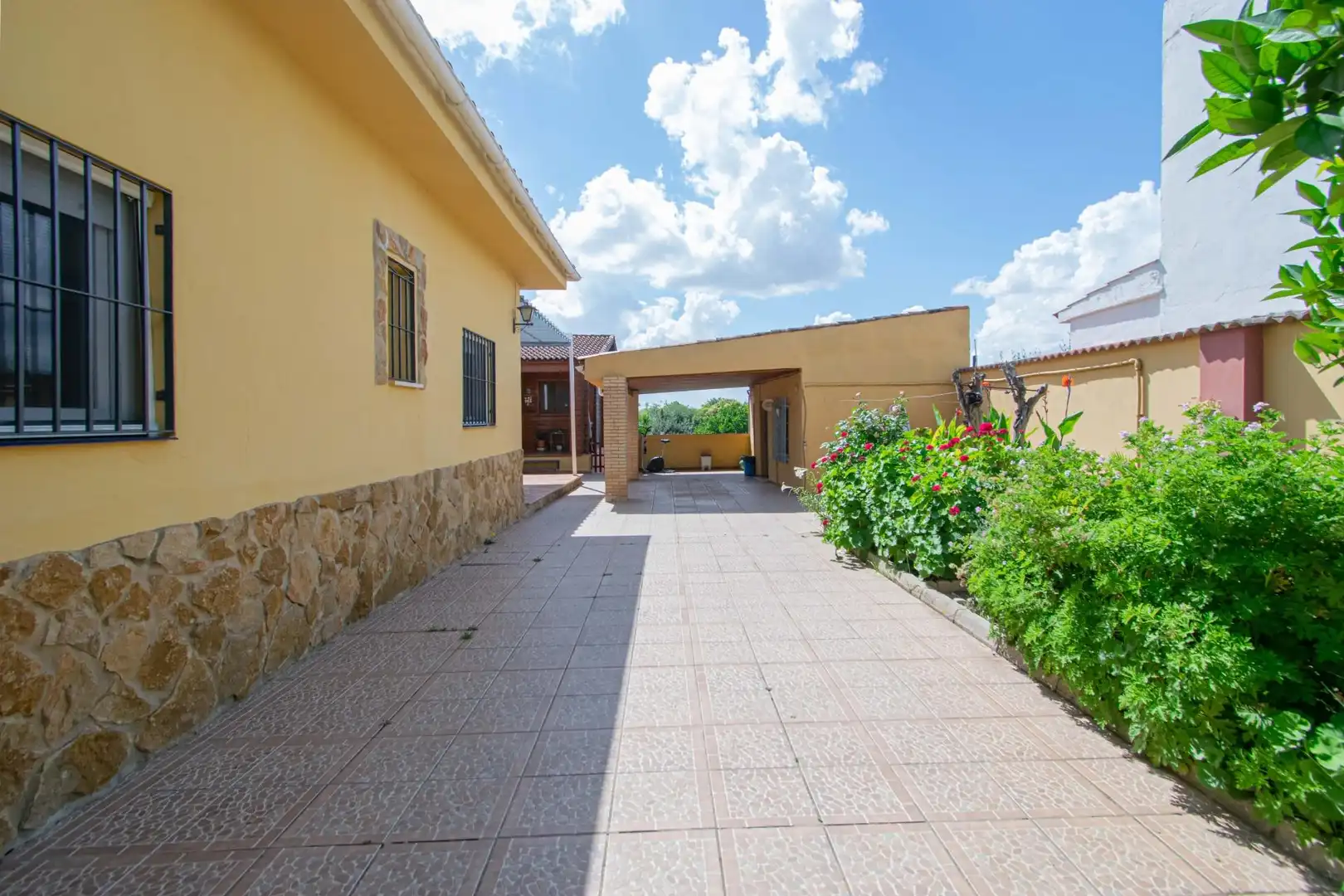 Exterior view of Houses for sale in Mairena del Aljarafe  with Air Conditioner, Heating and Private garden