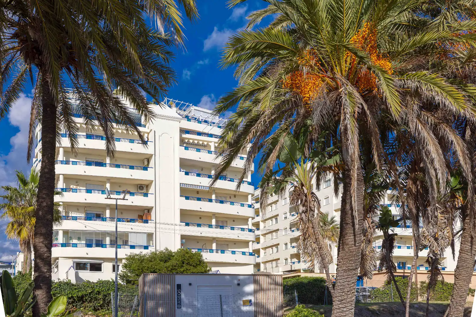 Vista exterior de Pis en venda en Marbella amb Aire condicionat, Terrassa i Piscina comunitària