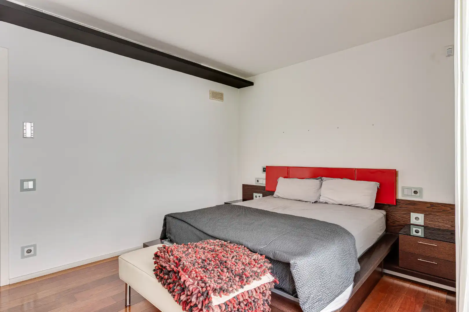 Habitación de Casa adosada en venta en Barcelona con Aire acondicionado, Calefacción y Jardín privado