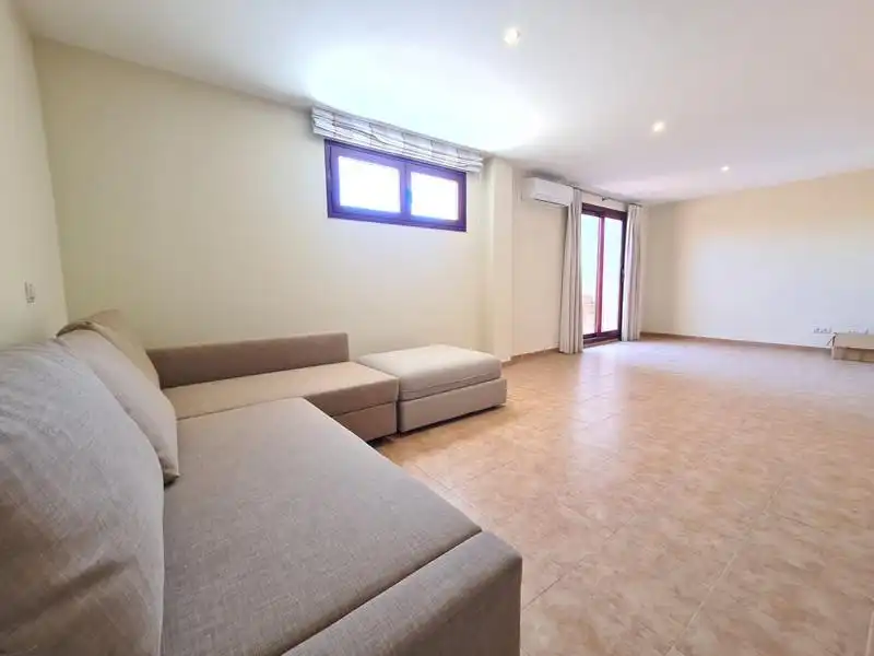 Sala de estar de Casa adosada de alquiler en Benahavís con Aire acondicionado, Calefacción y Jardín privado