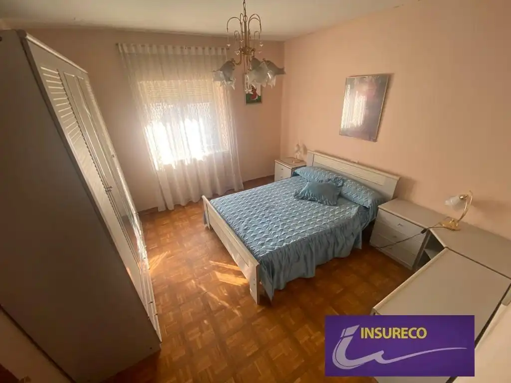 Dormitori de Casa o xalet en venda en Bustillo del Páramo amb Calefacció, Jardí privat i Moblat
