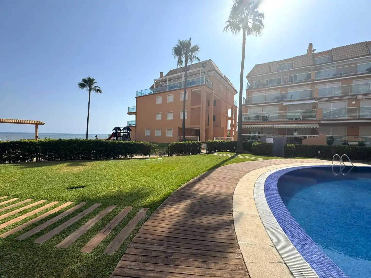 Vista exterior de Apartament en venda en Dénia amb Aire condicionat, Jardí privat i Terrassa