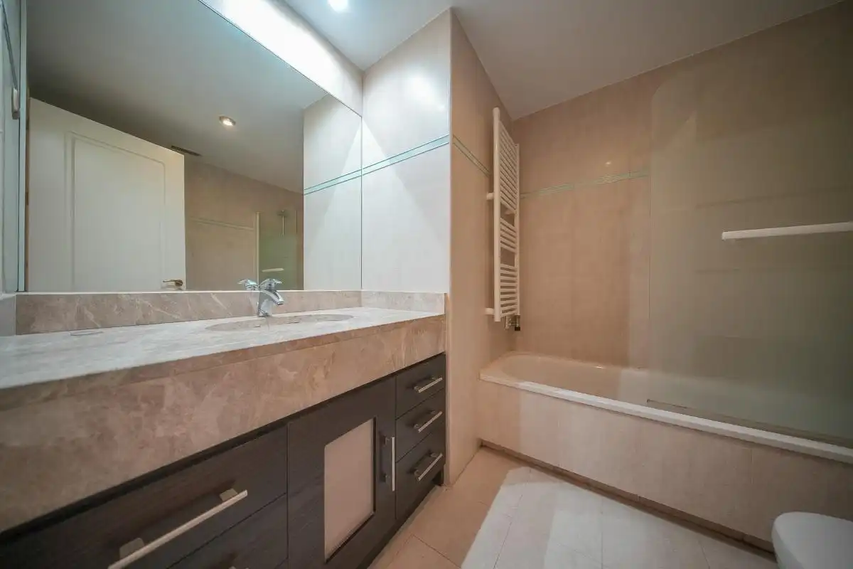 Bathroom of Flat for rent in Madrid  with Air Conditioner, Heating and Terrace