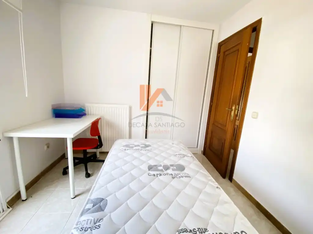 Bedroom of Flat for rent in Santiago de Compostela   with Furnished