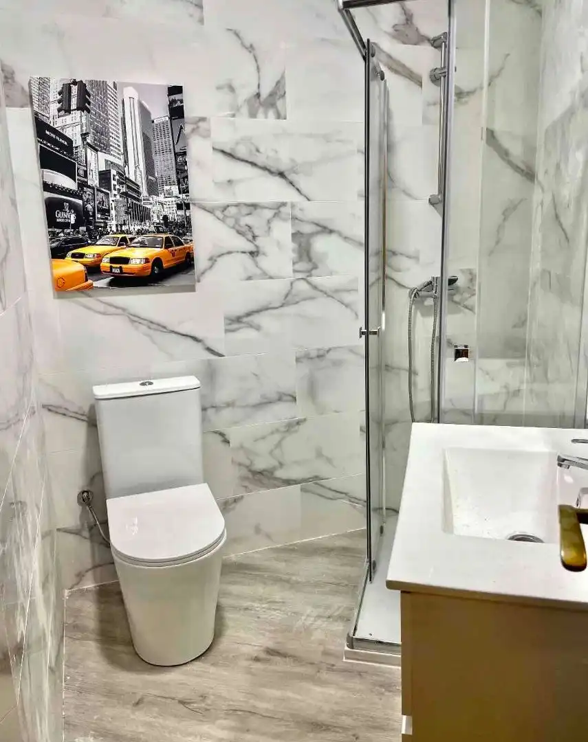 Bathroom of Flat for share in Requena  with Air Conditioner, Heating and Furnished