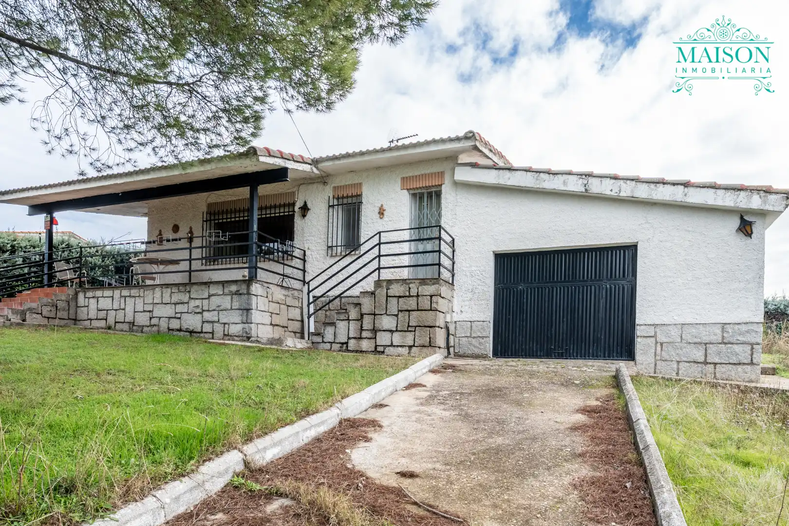 Vista exterior de Casa o xalet en venda en El Casar amb Calefacció, Jardí privat i Piscina