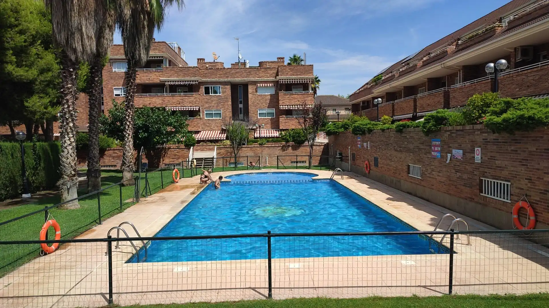 Piscina de Casa adosada de alquiler en Zaragoza con Aire acondicionado, Calefacción y Jardín privado