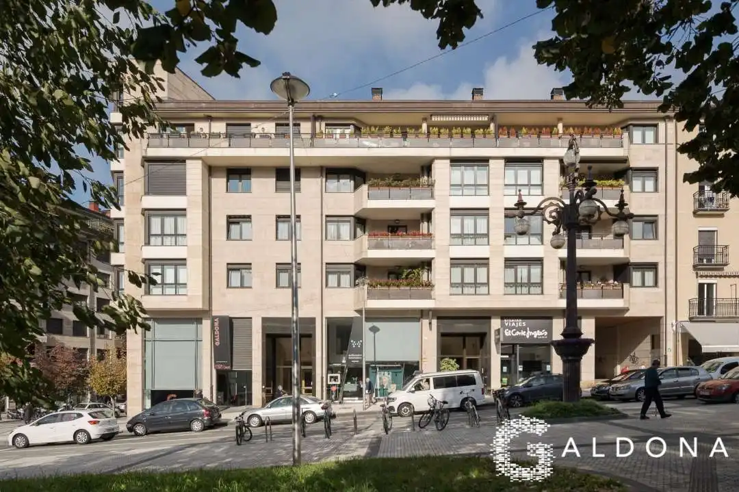 Vista exterior de Pis en venda en Donostia - San Sebastián  amb Calefacció, Terrassa i Balcó