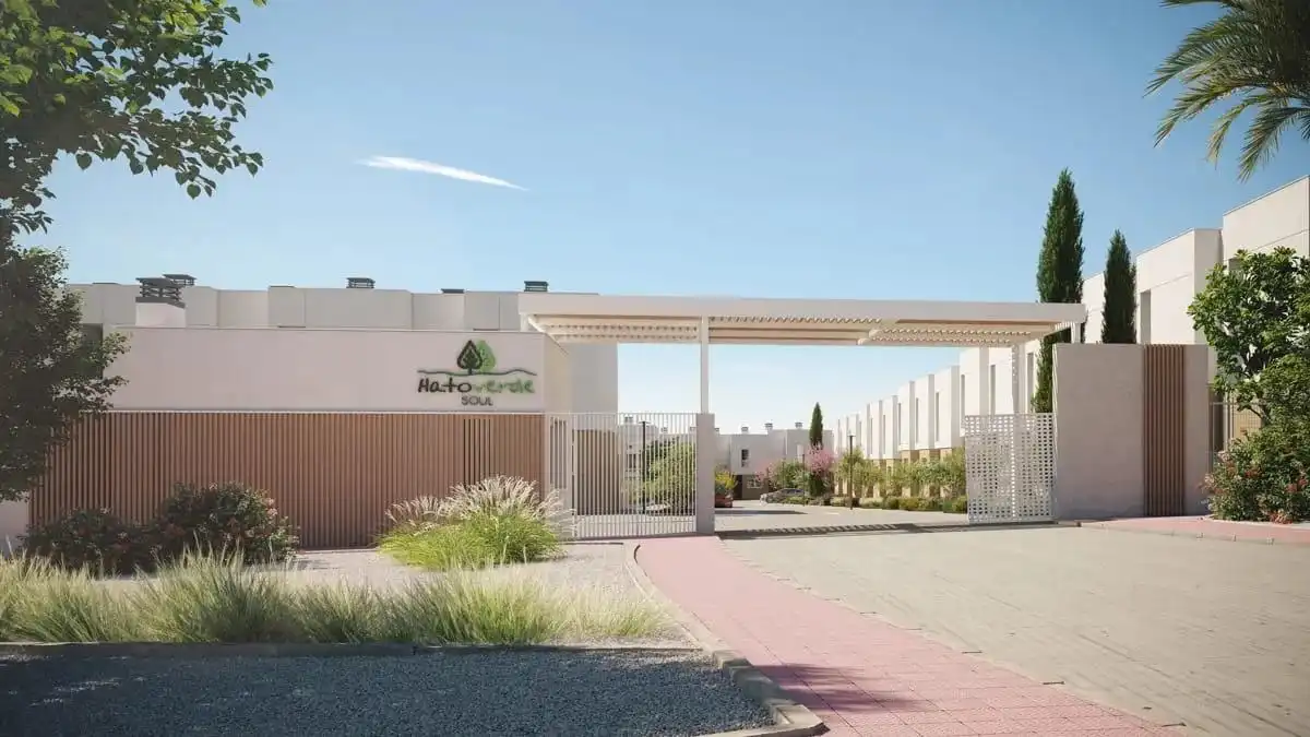 Vista exterior de Casa adosada en venda en Guillena amb Jardí privat, Terrassa i Piscina comunitària