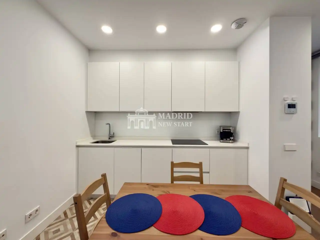 Cuina de Pis de lloguer en Madrid amb Aire condicionat, Calefacció i Moblat