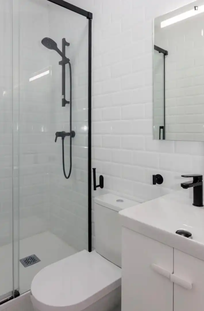 Baño de Apartamento para compartir en L'Hospitalet de Llobregat con Amueblado, Horno y Lavadora