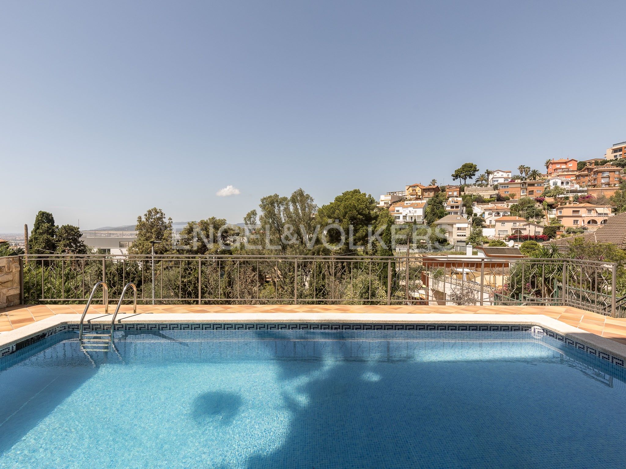 Vista exterior de Casa o xalet de lloguer en Esplugues de Llobregat amb Aire condicionat, Calefacció i Jardí privat