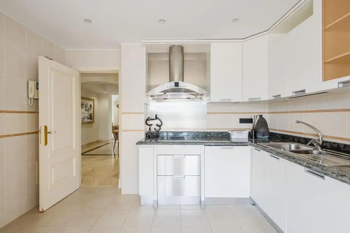 Cocina de Dúplex en venta en Marbella con Aire acondicionado, Calefacción y Jardín privado