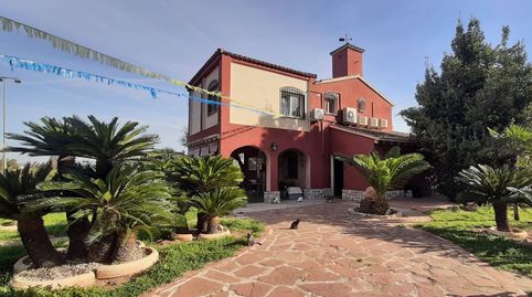 Chalet con 5 dormitorios y 3 baños. A 5 minutos de Alzira.