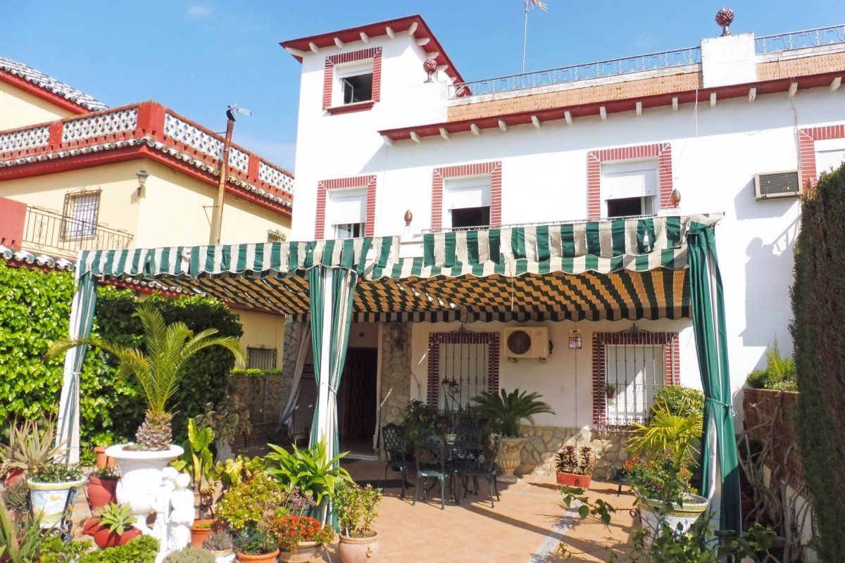 Casa adosada en venda en Sanlúcar la Mayor amb Aire condicionat, Jardí privat i Terrassa