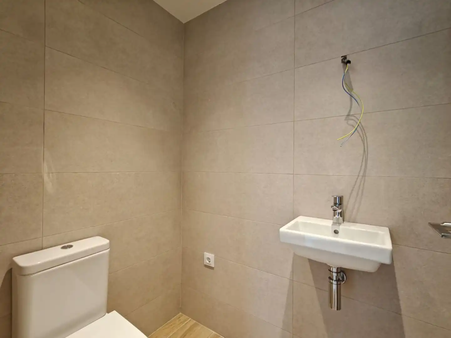 Bathroom of Flat for rent in Girona  with Air Conditioner, Heating and Terrace