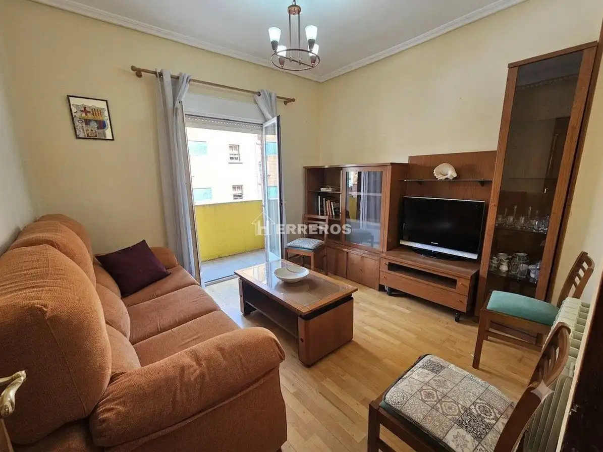 Living room of Flat for sale in  Logroño  with Heating, Parquet flooring and Furnished