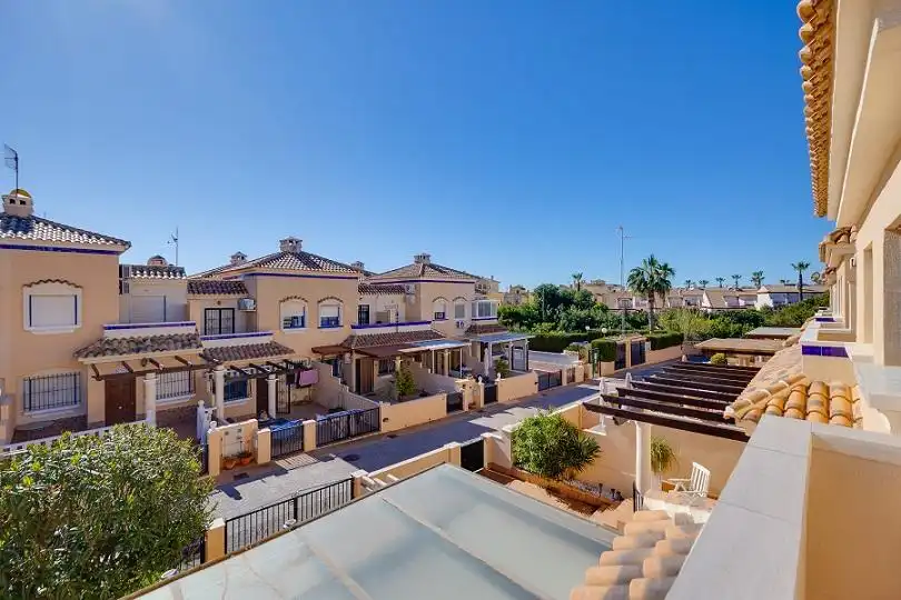 Vista exterior de Casa adosada en venda en Orihuela amb Aire condicionat, Calefacció i Traster