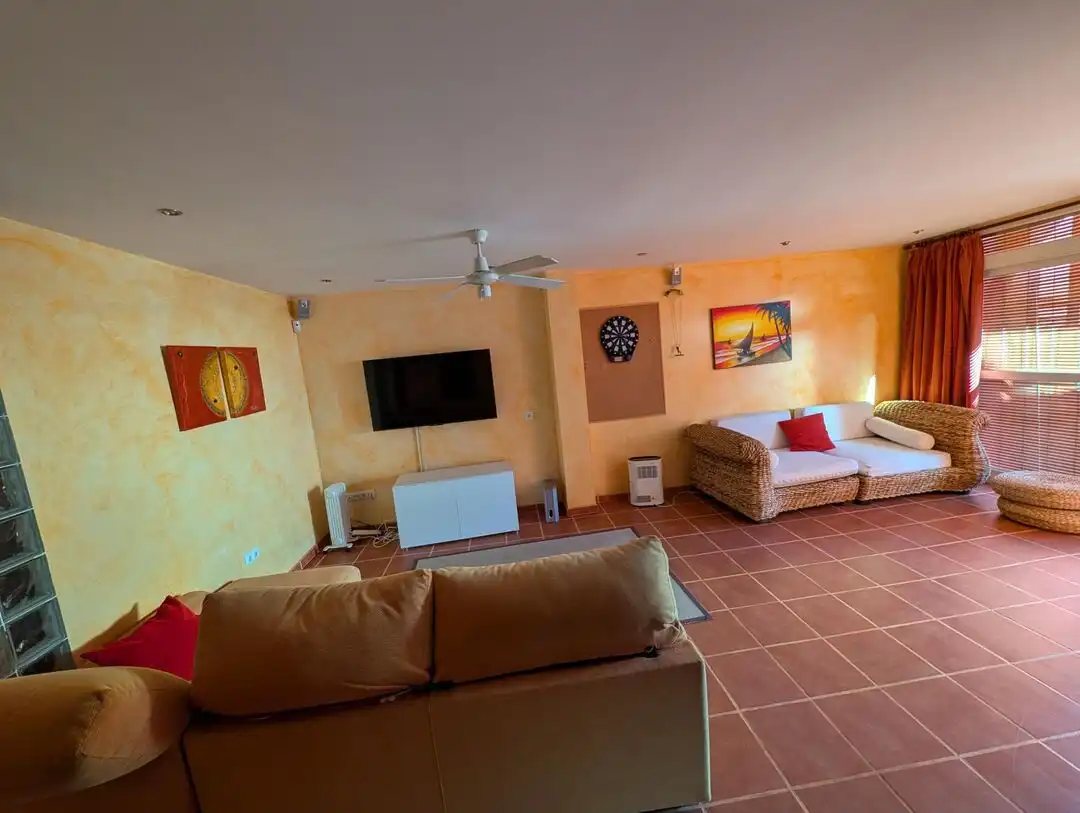 Sala de estar de Casa adosada de alquiler en La Línea de la Concepción con Aire acondicionado, Calefacción y Jardín privado