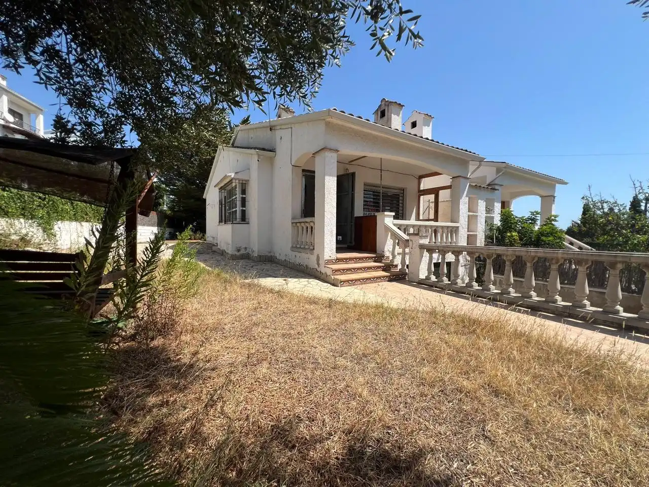 Vista exterior de Casa o xalet en venda en Cunit amb Jardí privat i Terrassa