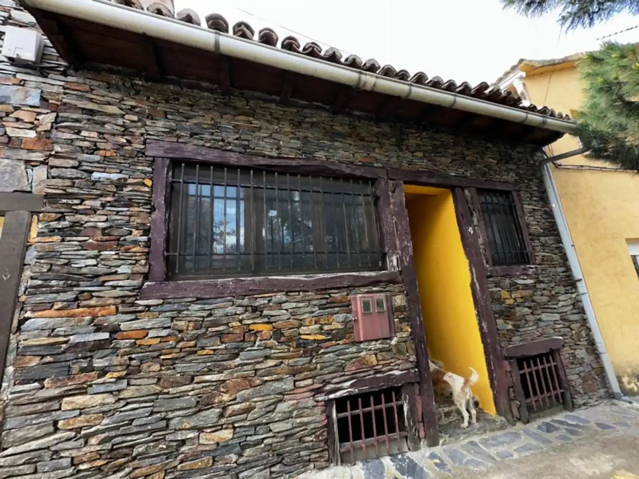 Vista exterior de Local en venta en El Atazar