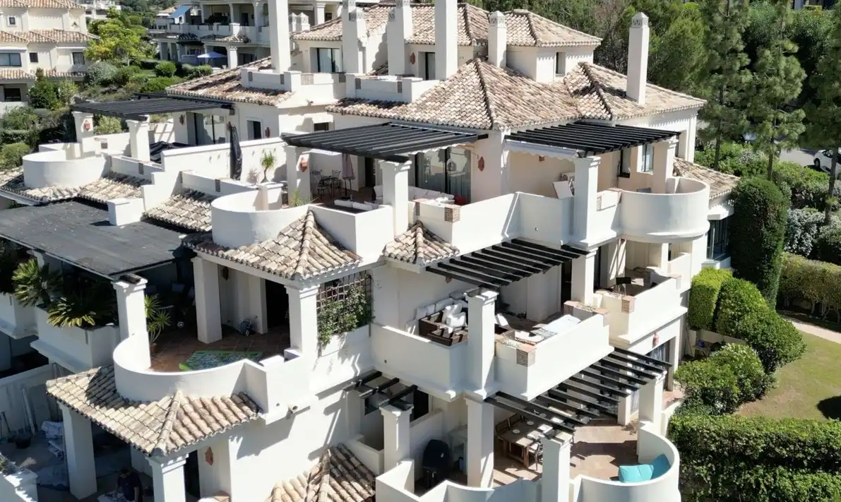 Vista exterior de Apartamento en venta en Benahavís con Aire acondicionado, Calefacción y Jardín privado