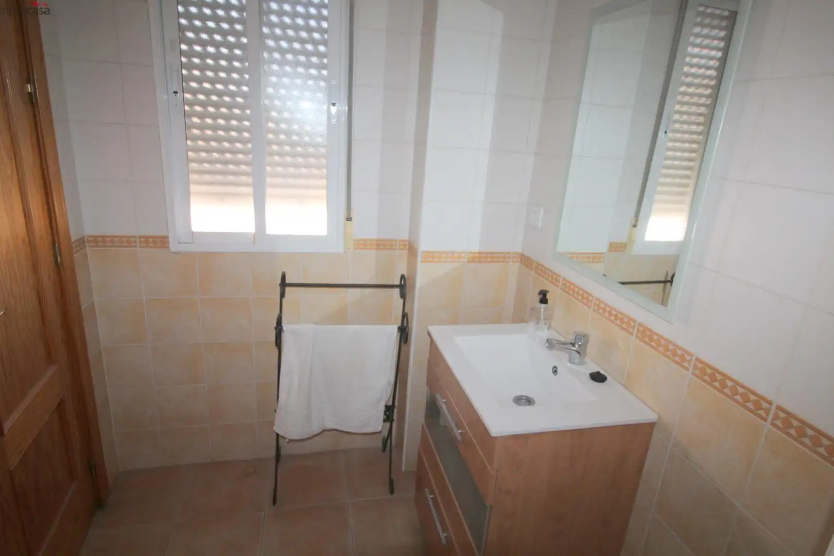 Baño de Piso de alquiler en Armilla con Aire acondicionado, Jardín privado y Amueblado