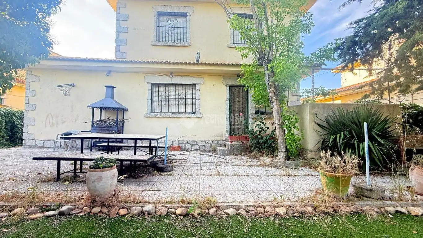 Vista exterior de Casa adosada en venta en Camarena con Calefacción, Trastero y Piscina comunitaria