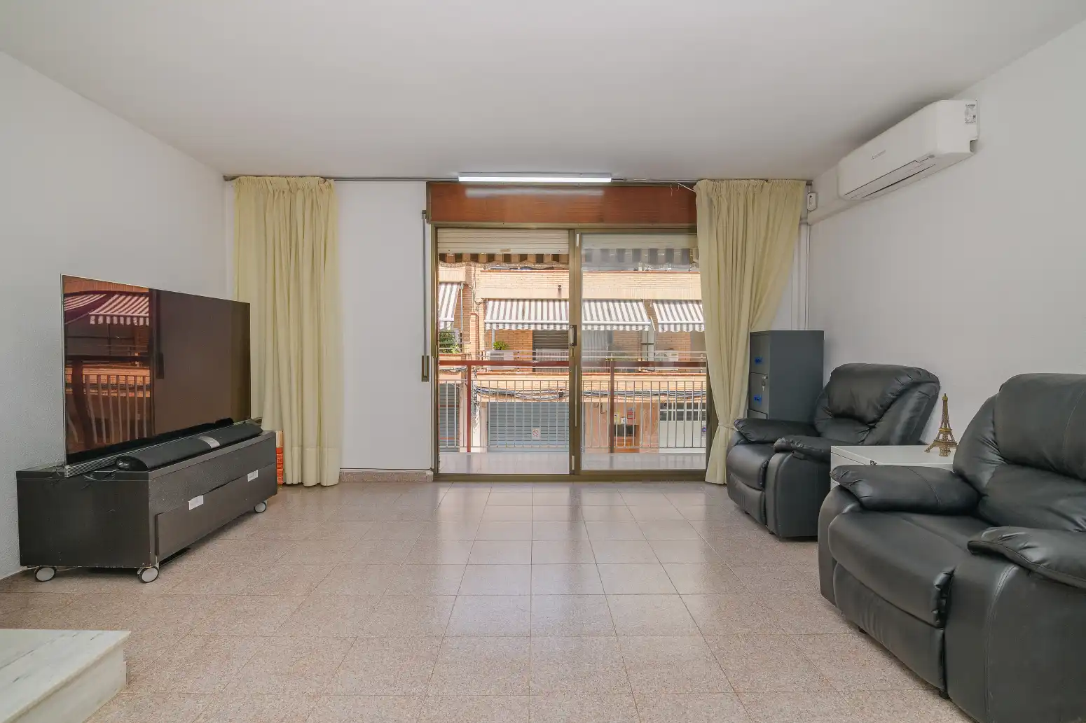 Sala d'estar de Casa adosada en venda en Sant Boi de Llobregat amb Aire condicionat i Terrassa