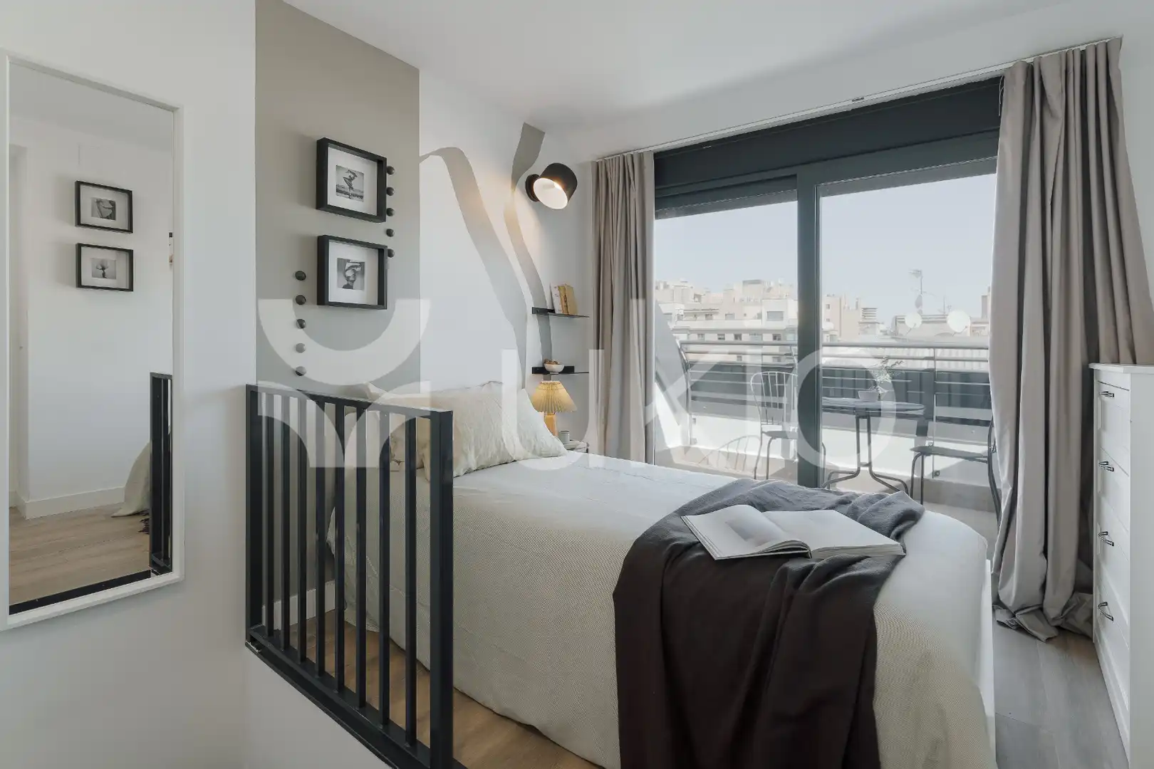 Dormitori de Apartament de lloguer en Madrid amb Calefacció, Terrassa i Moblat