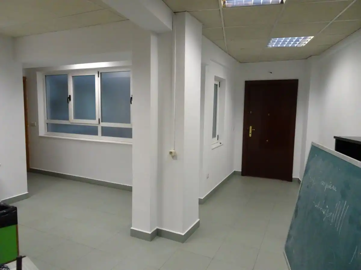 Büro zur Miete in Torrelavega  mit Klimaanlage, Abstellraum und Möbliert