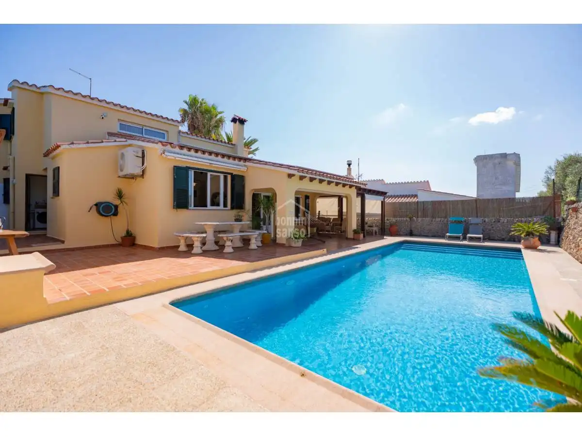 Vista exterior de Casa o xalet en venda en Es Castell amb Calefacció, Jardí privat i Terrassa